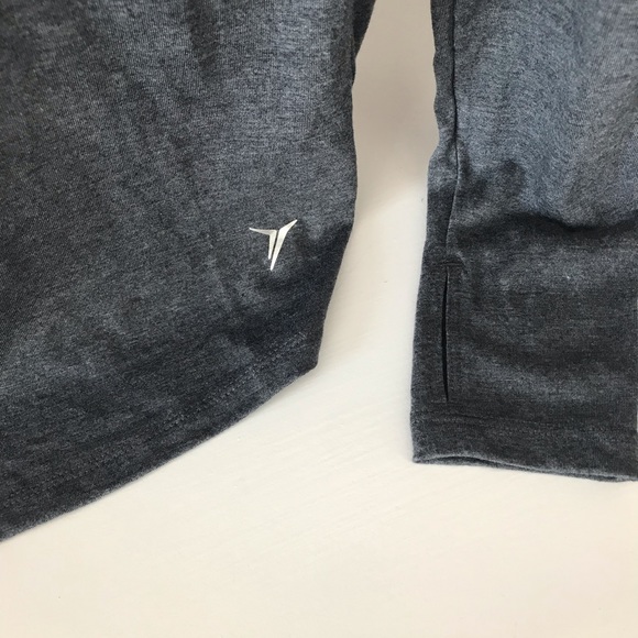 OLD NAVY ACTIVE Twist Back Open Back Thumbhole Top - Picture 4 of 4